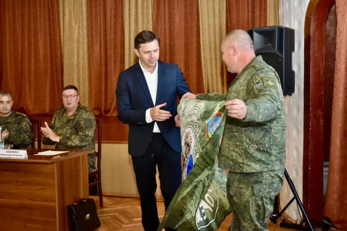 Губернатор Андрей Клычков встретился с личным составом орловского «БАРСа» Губернатор Андрей Клычков встретился с личным составом орловского «БАРСа»