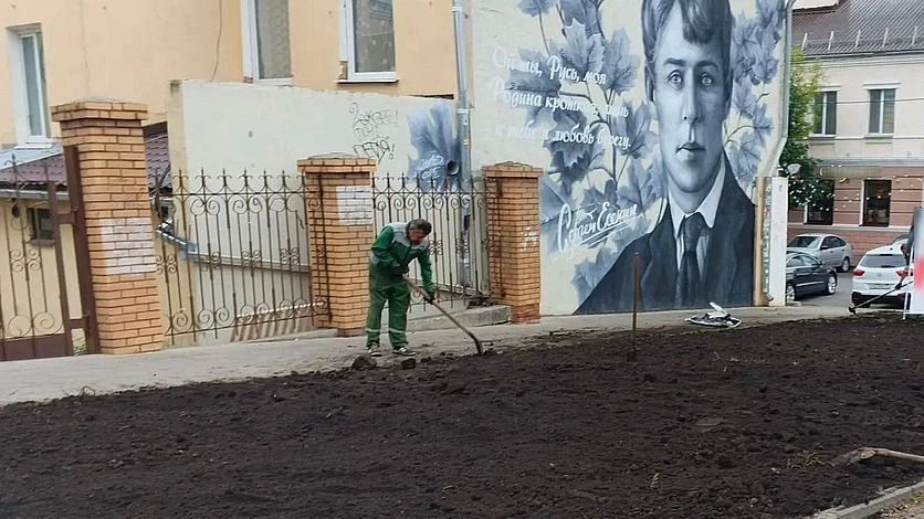 Орловцев попросили не топтать газон на Брестской