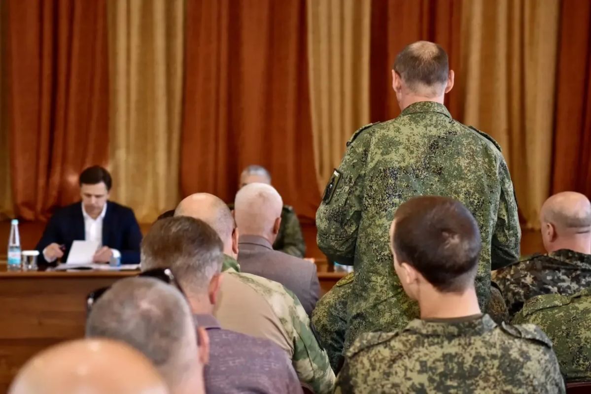 Губернатор Андрей Клычков встретился с личным составом орловского «БАРСа» Губернатор Андрей Клычков встретился с личным составом орловского «БАРСа»