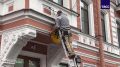 Сотрудники генконсульства ФРГ в Петербурге начали снимать символику со здания, которое должно прекратить работу до 18 сентября по решению МИД России