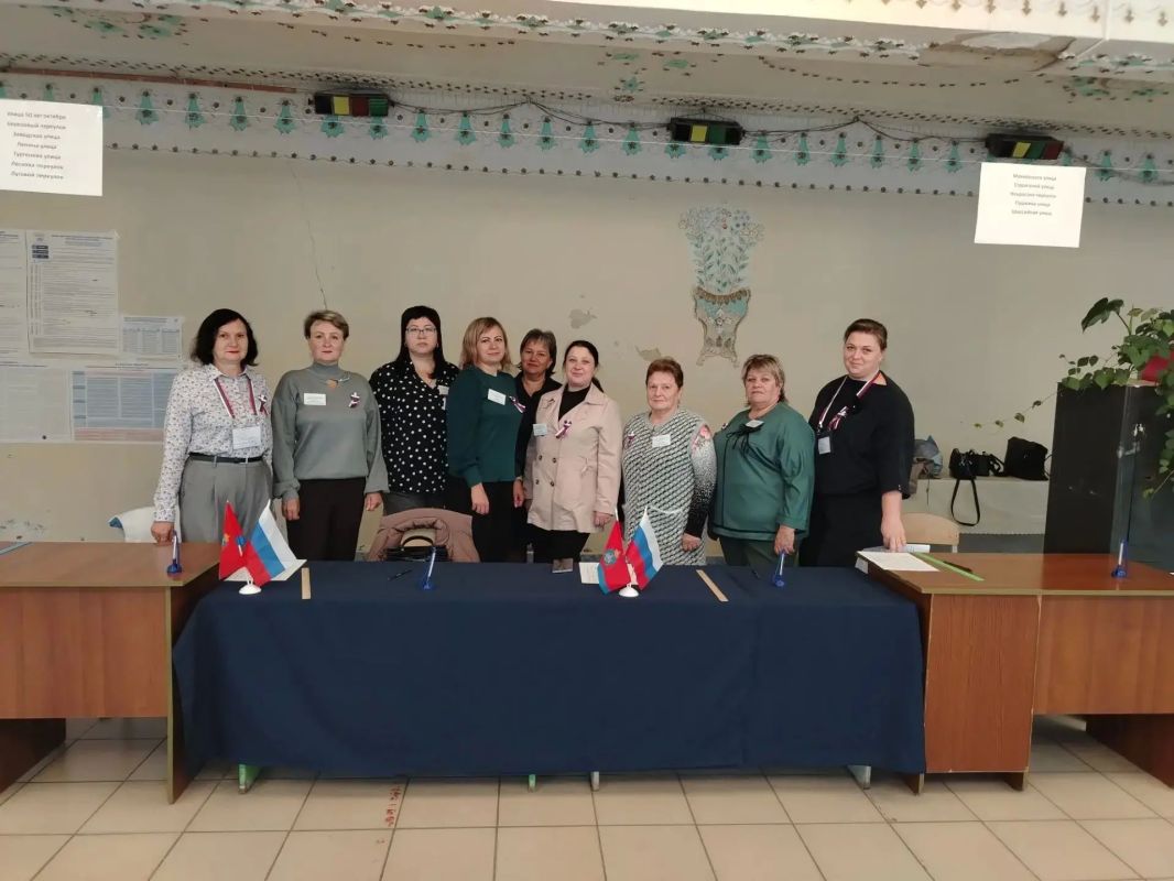 Сегодня, 18 сентября, в 8:00 часов, с исполнением государственного гимна Российской Федерации открылись все 662 избирательных участка в Орловской области Сегодня, 18 сентября, в 8:00 часов, с исполнением государственного гимна Российской Федерации открылись все 662 избирательных участка в Орловской области