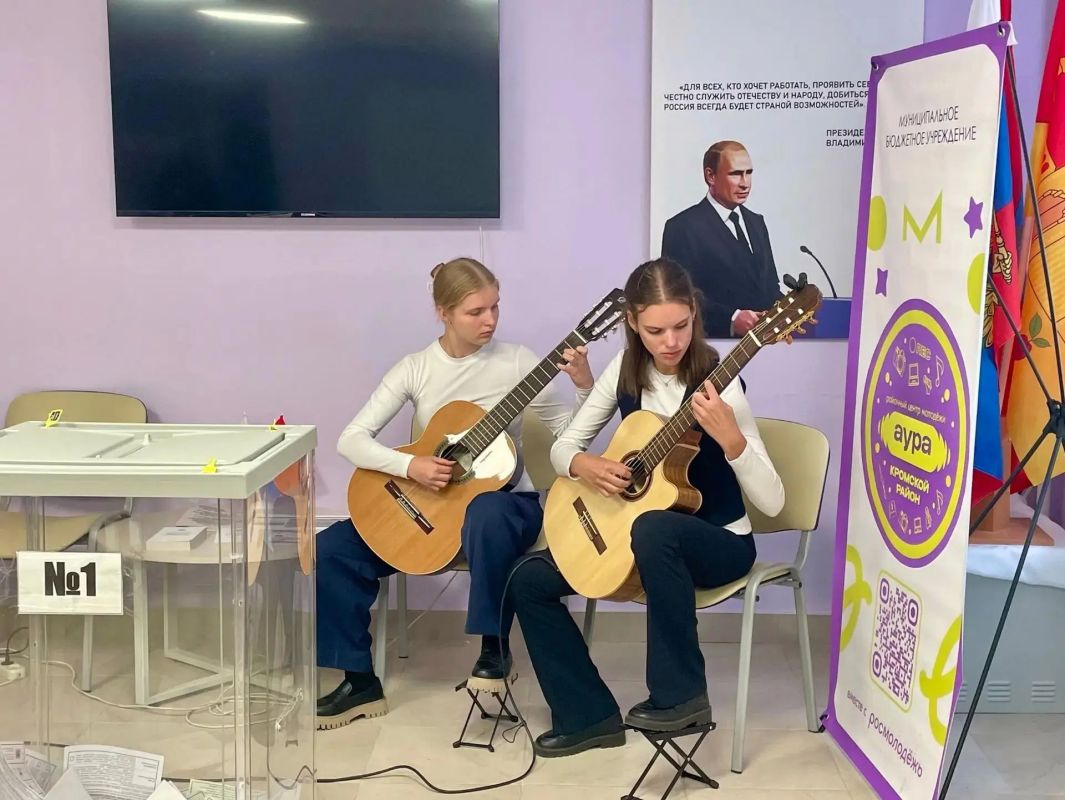 Юные таланты из Кром пришли в родную школу, чтобы исполнить свои лучшие произведения Юные таланты из Кром пришли в родную школу, чтобы исполнить свои лучшие произведения
