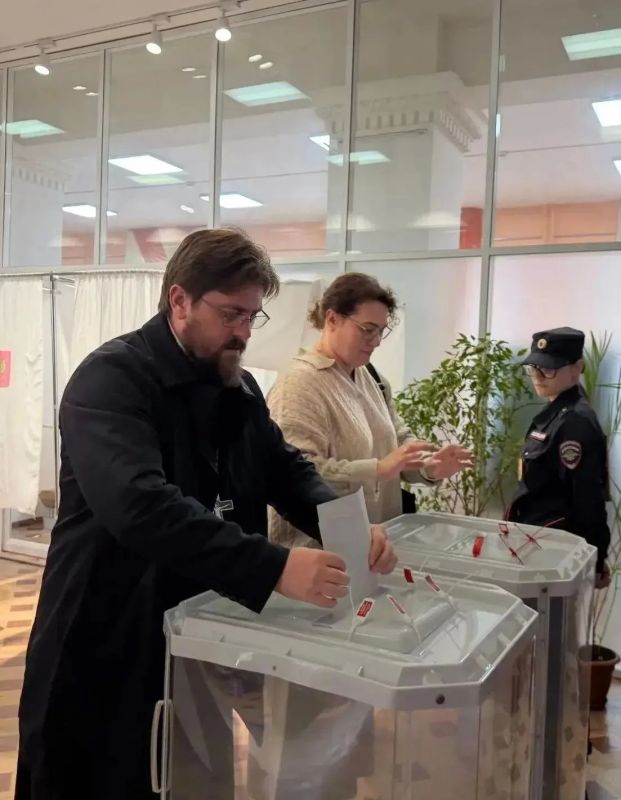 Митрополит Тихон и протоиерей Василий Иванов проголосовали в Орле Митрополит Тихон и протоиерей Василий Иванов проголосовали в Орле