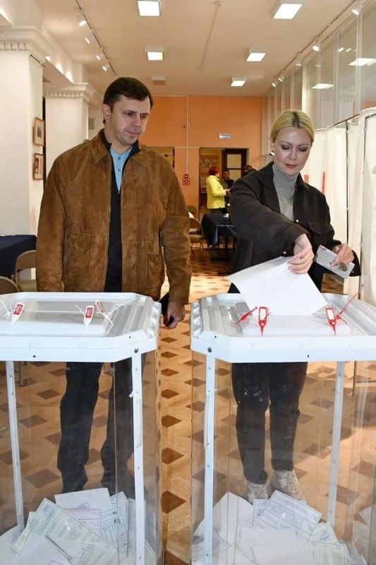 Андрей и Валерия Клычковы проголосовали во Дворце пионеров в Орле Андрей и Валерия Клычковы проголосовали во Дворце пионеров в Орле