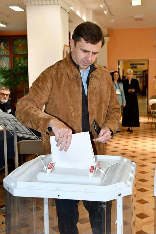 Андрей и Валерия Клычковы проголосовали во Дворце пионеров в Орле Андрей и Валерия Клычковы проголосовали во Дворце пионеров в Орле