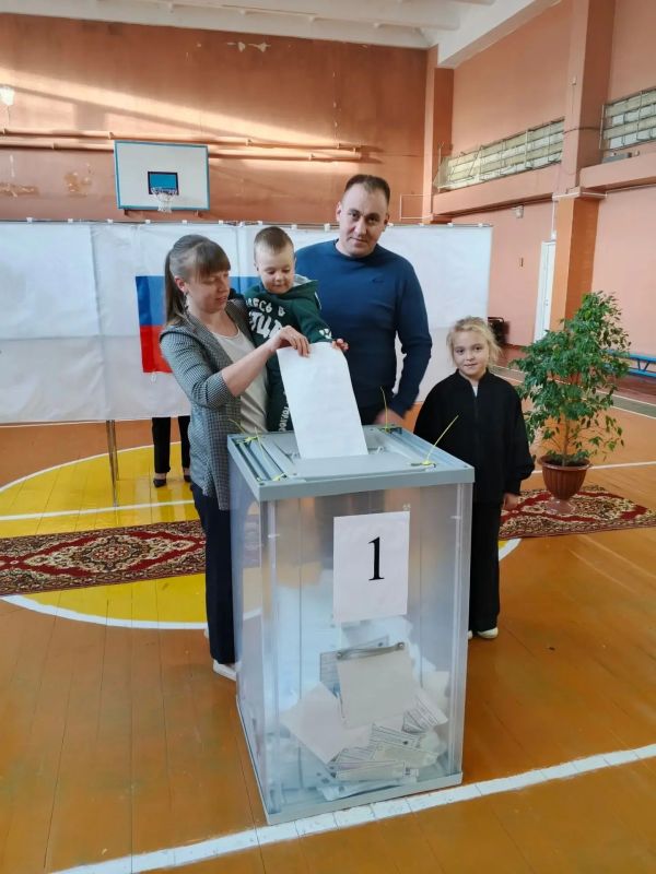 Пока взрослые голосуют за будущее страны и региона, юные граждане учатся активной гражданской позиции Пока взрослые голосуют за будущее страны и региона, юные граждане учатся активной гражданской позиции