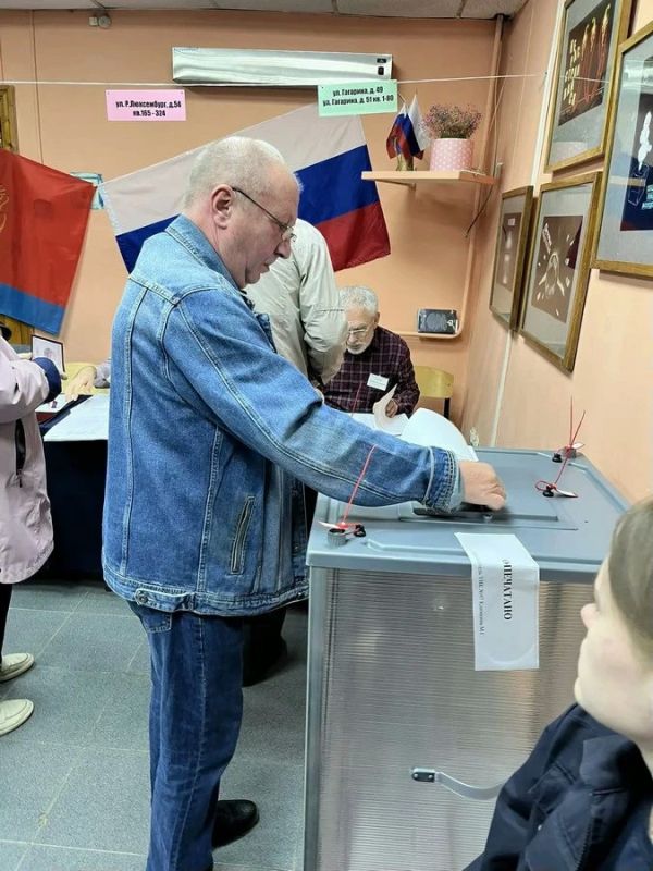 На избирательном участке № 97 города Орла с самого утра звучит музыка На избирательном участке № 97 города Орла с самого утра звучит музыка