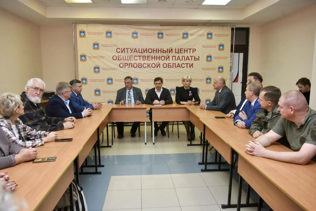 Губернатор Андрей Клычков посетил Ситуационный центр Общественной палаты Губернатор Андрей Клычков посетил Ситуационный центр Общественной палаты