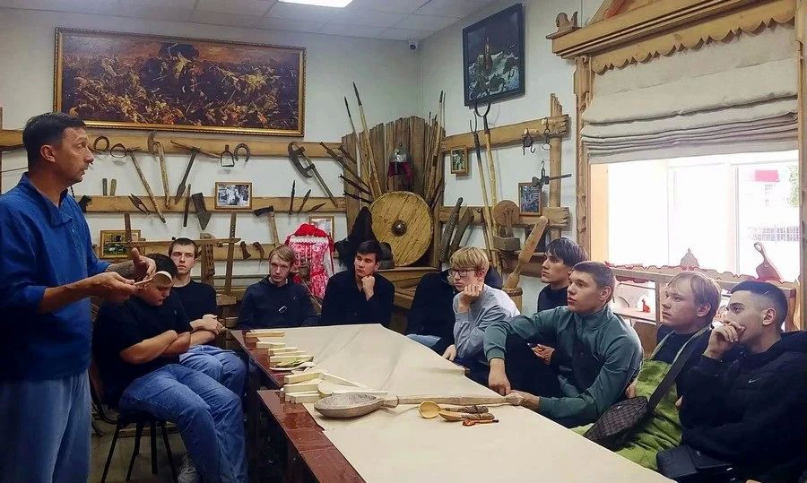 Ливенские студенты изготовили из шерсти мощный символ Орловщины — зубров Ливенские студенты изготовили из шерсти мощный символ Орловщины — зубров