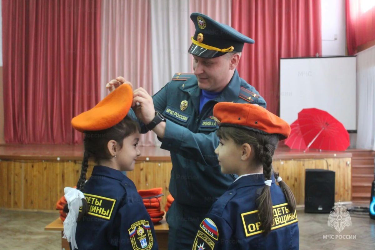 Дорога знаний начинается с безопасности: в Орле в кадеты-спасатели посвятили первоклассников Дорога знаний начинается с безопасности: в Орле в кадеты-спасатели посвятили первоклассников