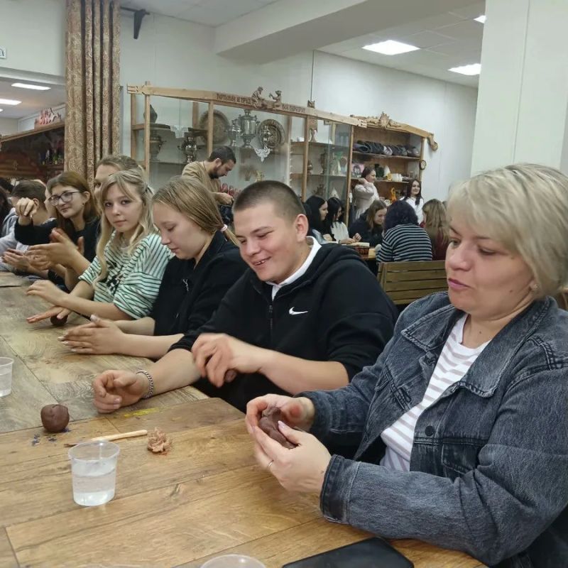 Ливенские студенты изготовили из шерсти мощный символ Орловщины — зубров Ливенские студенты изготовили из шерсти мощный символ Орловщины — зубров