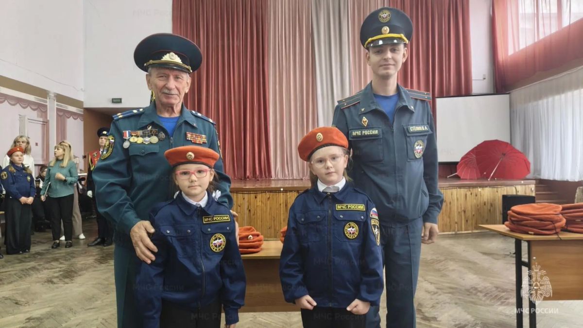Дорога знаний начинается с безопасности: в Орле в кадеты-спасатели посвятили первоклассников Дорога знаний начинается с безопасности: в Орле в кадеты-спасатели посвятили первоклассников