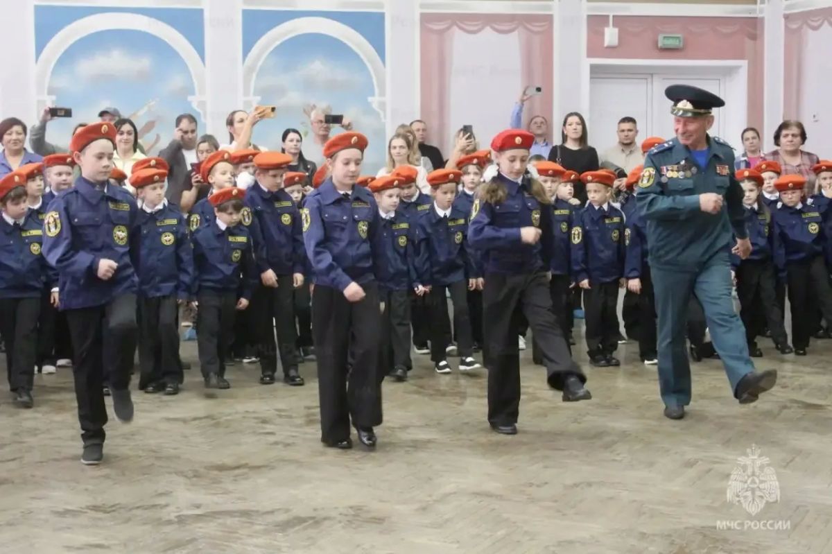 Орловских первоклассников посвятили в кадеты-спасатели Орловских первоклассников посвятили в кадеты-спасатели
