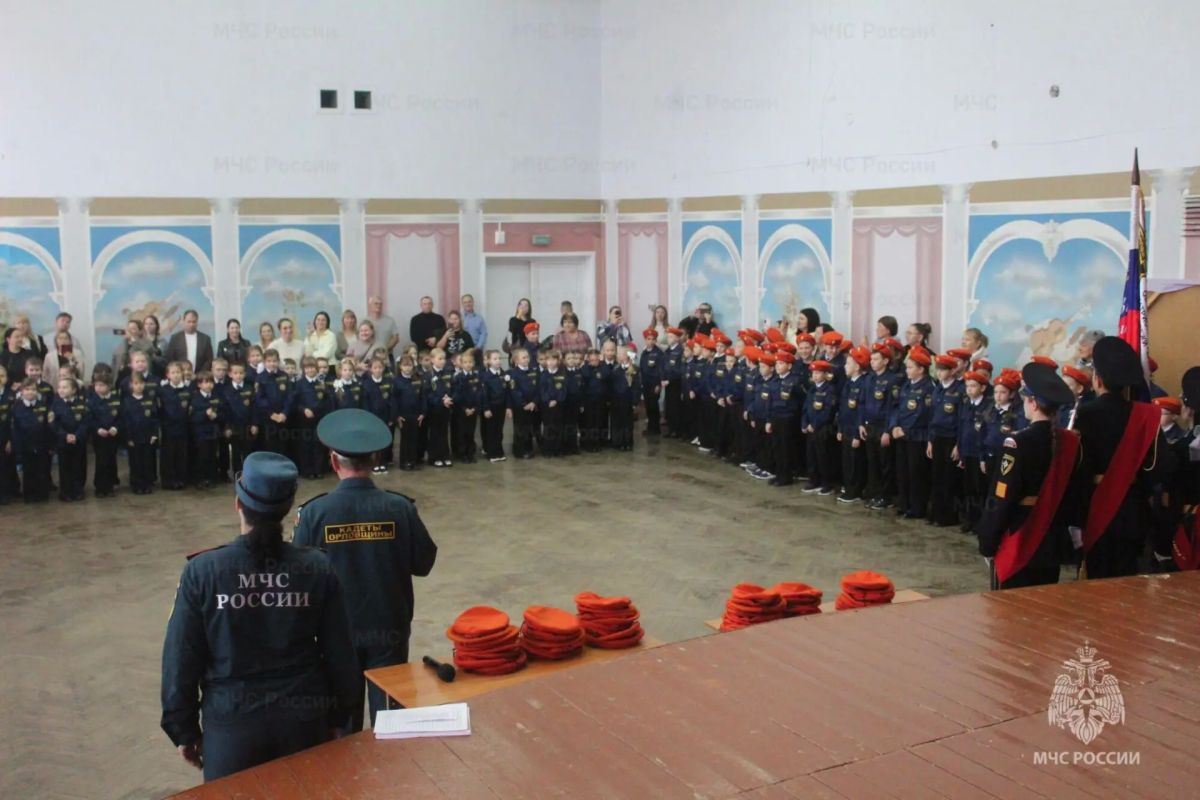Дорога знаний начинается с безопасности: в Орле в кадеты-спасатели посвятили первоклассников Дорога знаний начинается с безопасности: в Орле в кадеты-спасатели посвятили первоклассников