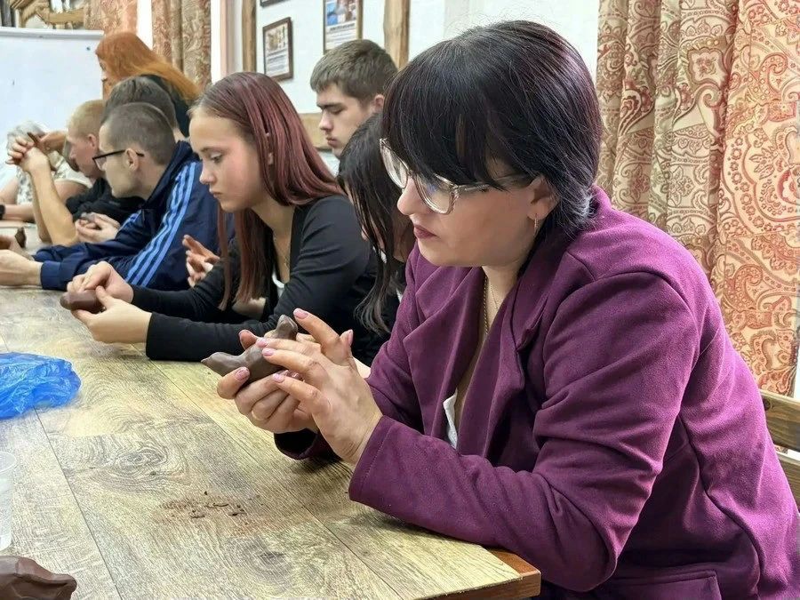 Ливенские студенты изготовили из шерсти мощный символ Орловщины — зубров Ливенские студенты изготовили из шерсти мощный символ Орловщины — зубров