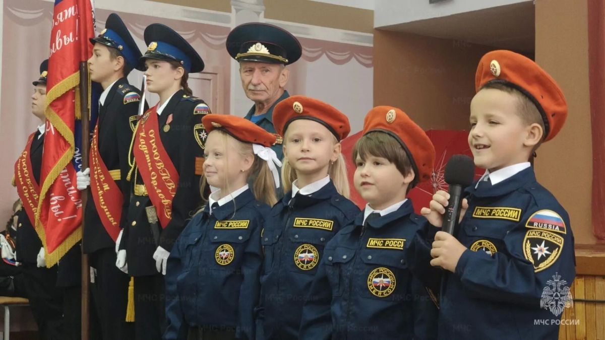 Дорога знаний начинается с безопасности: в Орле в кадеты-спасатели посвятили первоклассников Дорога знаний начинается с безопасности: в Орле в кадеты-спасатели посвятили первоклассников