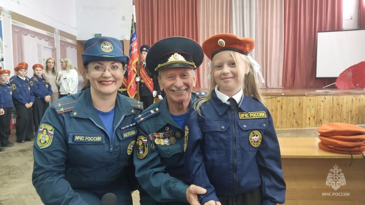 Дорога знаний начинается с безопасности: в Орле в кадеты-спасатели посвятили первоклассников Дорога знаний начинается с безопасности: в Орле в кадеты-спасатели посвятили первоклассников
