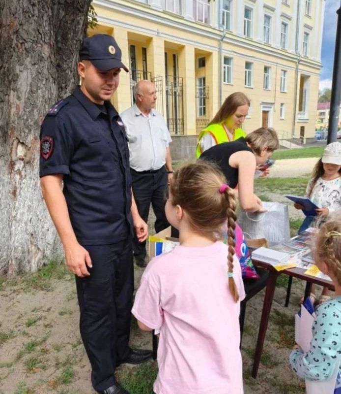 Сотрудники Брянского ЛО МВД России на транспорте провели профилактические мероприятия в рамках месячника «Уступи дорогу поездам» совместно с представителями ОАО «РЖД» Сотрудники Брянского ЛО МВД России на транспорте провели профилактические мероприятия в рамках месячника «Уступи дорогу поездам» совместно с представителями ОАО «РЖД»