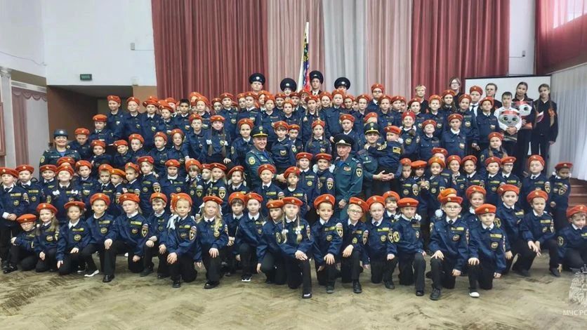 В орловской школе №37 первоклассников посвятили в кадеты-спасатели