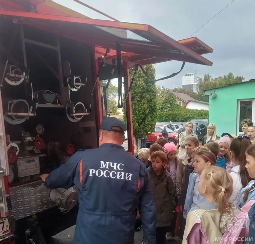 Школьники побывали в 3 пожарно-спасательной части на экскурсии Школьники побывали в 3 пожарно-спасательной части на экскурсии