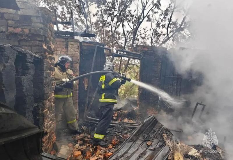 В Ливенском районе трижды за сутки тушили пожары За прошедшие сутки орловские пожарно-спасательные подразделения выезжали 11 раз, из них 6 выездов на ликвидацию возгораний и 5 выездов на помощь населению В Ливенском районе трижды за сутки тушили пожары За прошедшие сутки орловские пожарно-спасательные подразделения выезжали 11 раз, из них 6 выездов на ликвидацию возгораний и 5 выездов на помощь населению