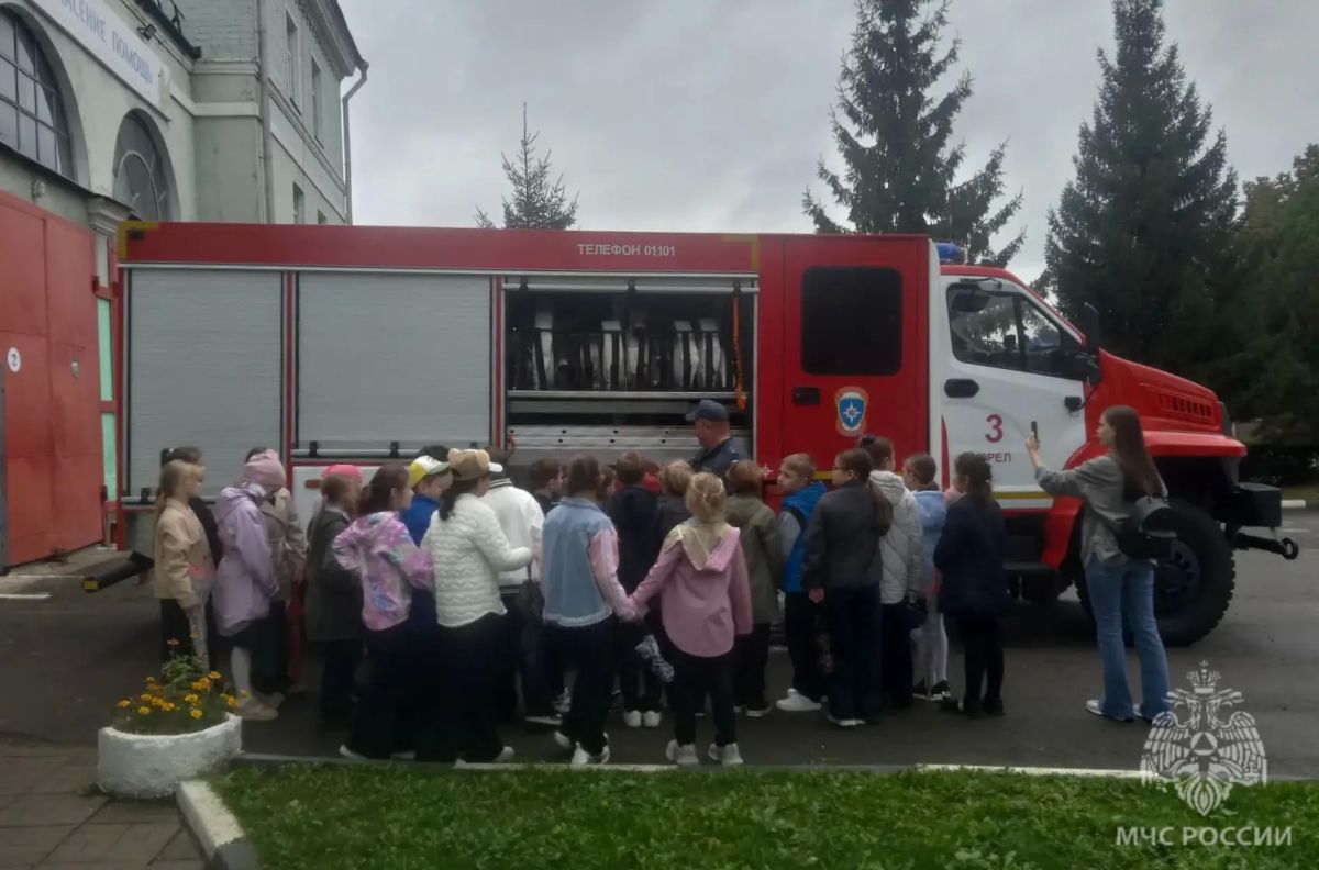 Школьники побывали в 3 пожарно-спасательной части на экскурсии Школьники побывали в 3 пожарно-спасательной части на экскурсии