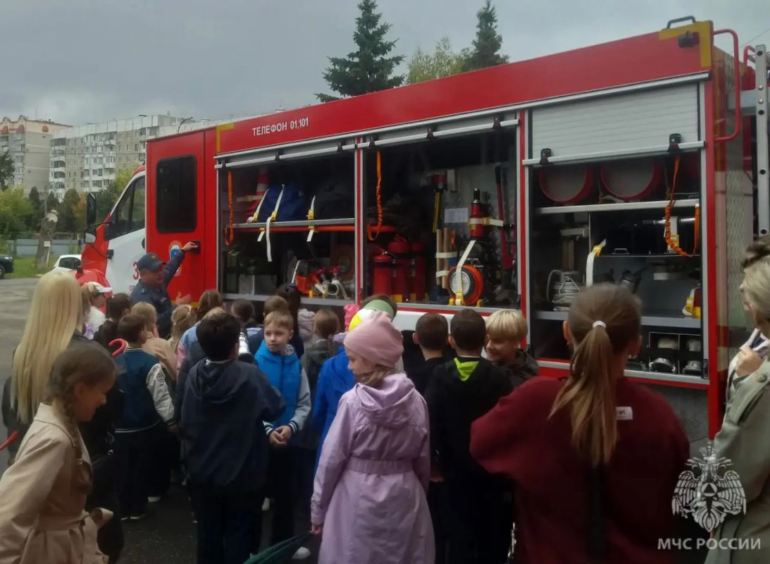 Школьники побывали в 3 пожарно-спасательной части на экскурсии Школьники побывали в 3 пожарно-спасательной части на экскурсии