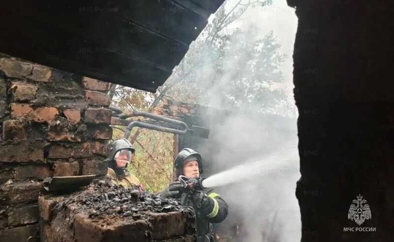 В Ливенском районе трижды за сутки тушили пожары За прошедшие сутки орловские пожарно-спасательные подразделения выезжали 11 раз, из них 6 выездов на ликвидацию возгораний и 5 выездов на помощь населению В Ливенском районе трижды за сутки тушили пожары За прошедшие сутки орловские пожарно-спасательные подразделения выезжали 11 раз, из них 6 выездов на ликвидацию возгораний и 5 выездов на помощь населению