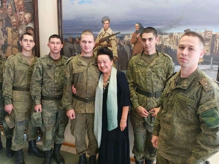 Солдаты-срочники посетили выставку военного художника в Орле Почти два десятка человек ознакомились с экспозицией художника Михаила Полетаева — члена Студии военных художников имени М. Б. Грекова Солдаты-срочники посетили выставку военного художника в Орле Почти два десятка человек ознакомились с экспозицией художника Михаила Полетаева — члена Студии военных художников имени М. Б. Грекова