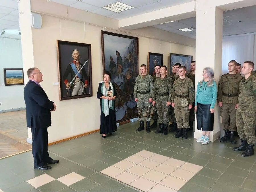 Солдаты-срочники посетили выставку военного художника в Орле Почти два десятка человек ознакомились с экспозицией художника Михаила Полетаева — члена Студии военных художников имени М. Б. Грекова Солдаты-срочники посетили выставку военного художника в Орле Почти два десятка человек ознакомились с экспозицией художника Михаила Полетаева — члена Студии военных художников имени М. Б. Грекова