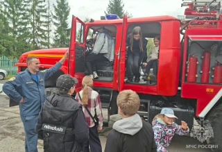 О своей профессии детям рассказали пожарные Урицкого района О своей профессии детям рассказали пожарные Урицкого района