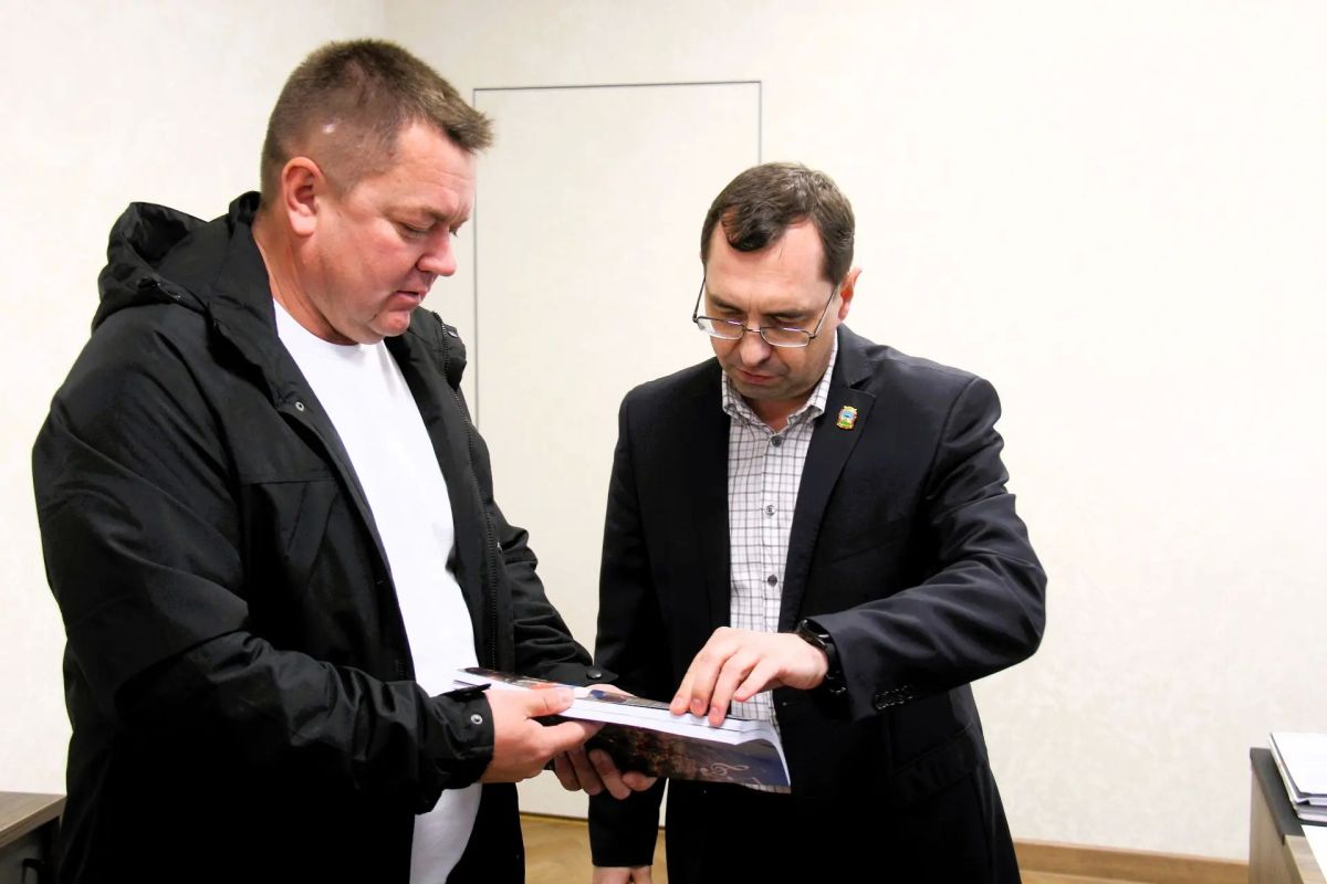 «На Херсонском направлении»: орловский музыкант Максим Захаров представил свою песню на презентации «Наследия СВО» «На Херсонском направлении»: орловский музыкант Максим Захаров представил свою песню на презентации «Наследия СВО»