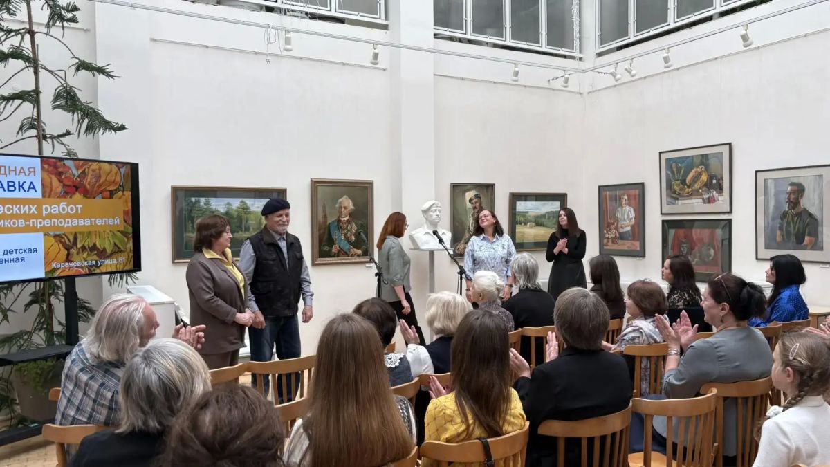 В Орловской детской художественной школе №1 в День учителя открылась экспозиция творческих работ педагогов (6+) В Орловской детской художественной школе №1 в День учителя открылась экспозиция творческих работ педагогов (6+)