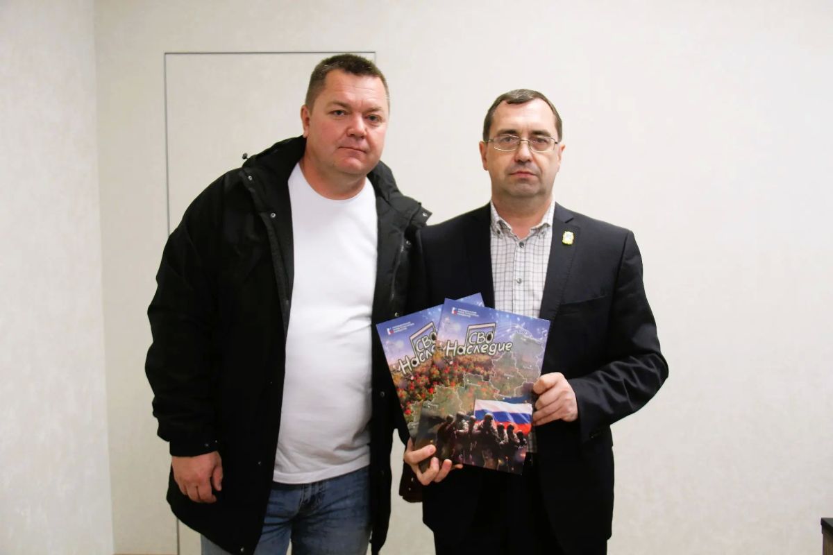 «На Херсонском направлении»: орловский музыкант Максим Захаров представил свою песню на презентации «Наследия СВО» «На Херсонском направлении»: орловский музыкант Максим Захаров представил свою песню на презентации «Наследия СВО»