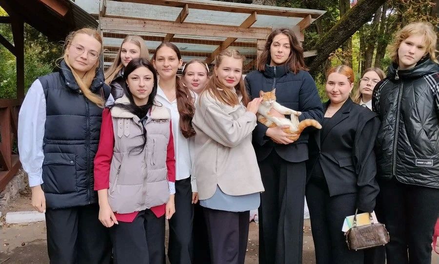 Студенты Мезенского педколледжа привезли вкусняшки питомцам Орловской станции юннатов