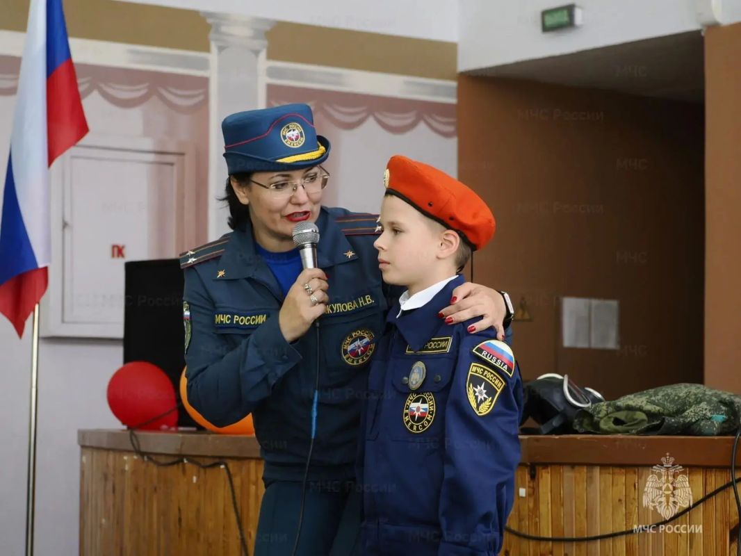 Всероссийский урок: сотрудники МЧС России напомнили детям, как действовать при звуке сирен Всероссийский урок: сотрудники МЧС России напомнили детям, как действовать при звуке сирен