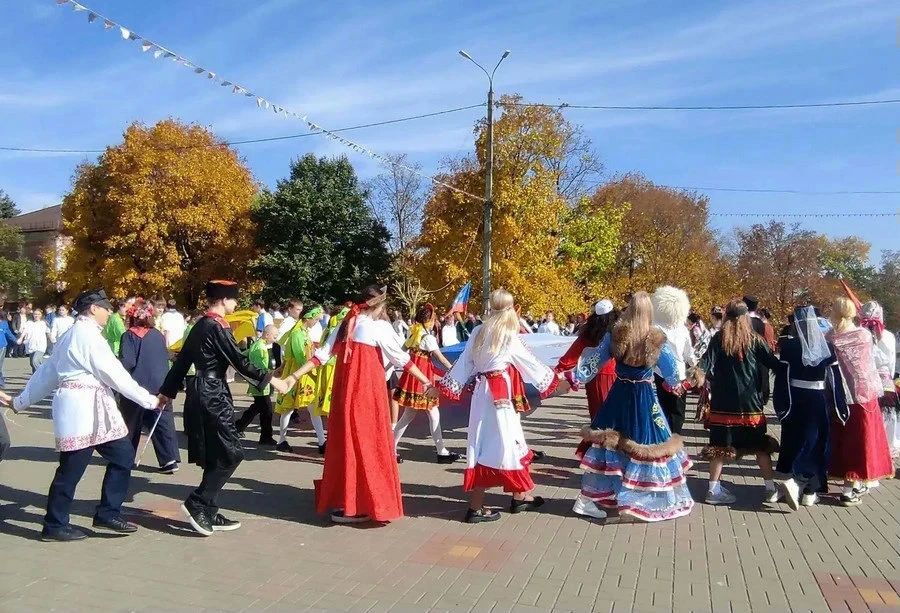 Более 100 молодых ливенцев закружились в межнациональном хороводе Более 100 молодых ливенцев закружились в межнациональном хороводе
