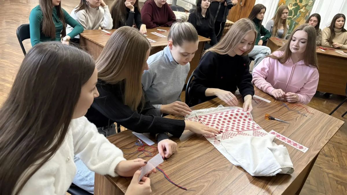 В Орле студенток познакомили с секретами народной вышивки В Орле студенток познакомили с секретами народной вышивки