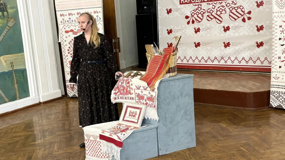 В Орле студенток познакомили с секретами народной вышивки В Орле студенток познакомили с секретами народной вышивки