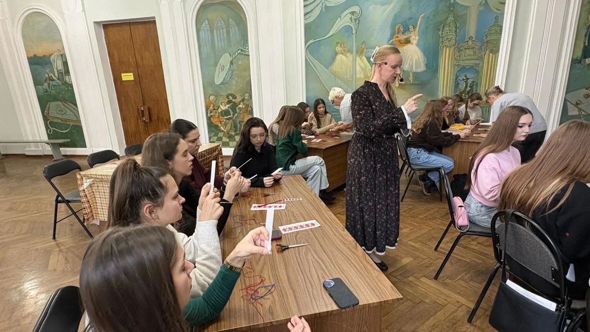 В Орле студенток познакомили с секретами народной вышивки В Орле студенток познакомили с секретами народной вышивки