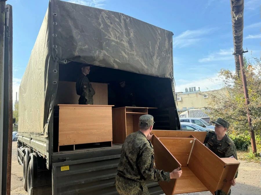 Из Орла бойцам в зону СВО отправлены мебель и продукты Из Орла бойцам в зону СВО отправлены мебель и продукты