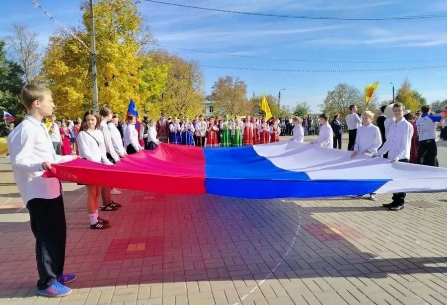 Более 100 молодых ливенцев закружились в межнациональном хороводе Более 100 молодых ливенцев закружились в межнациональном хороводе
