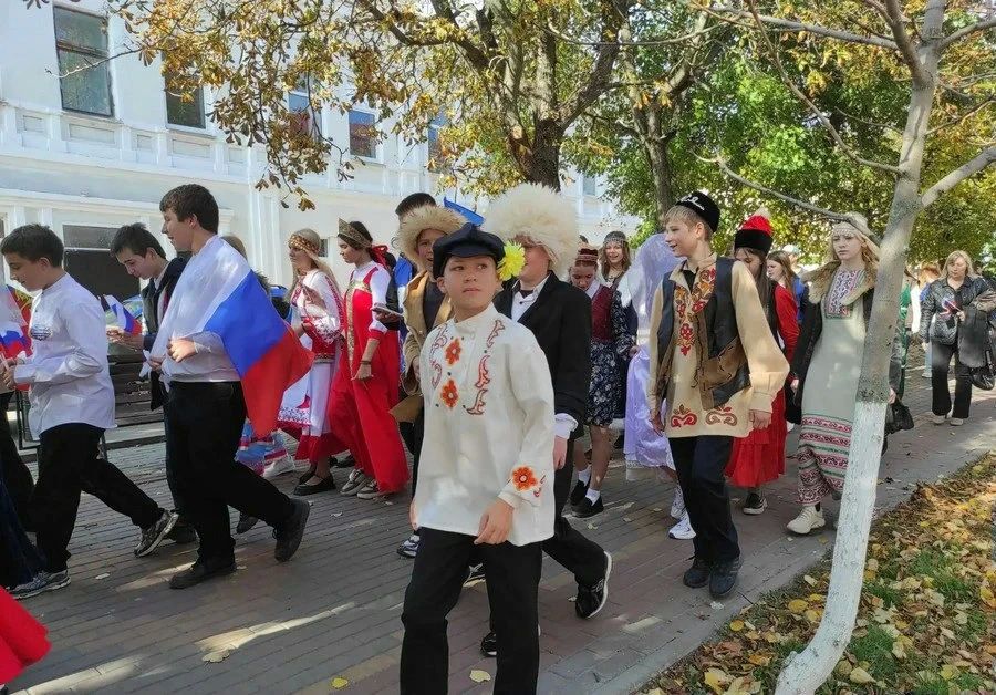 Более 100 молодых ливенцев закружились в межнациональном хороводе Более 100 молодых ливенцев закружились в межнациональном хороводе