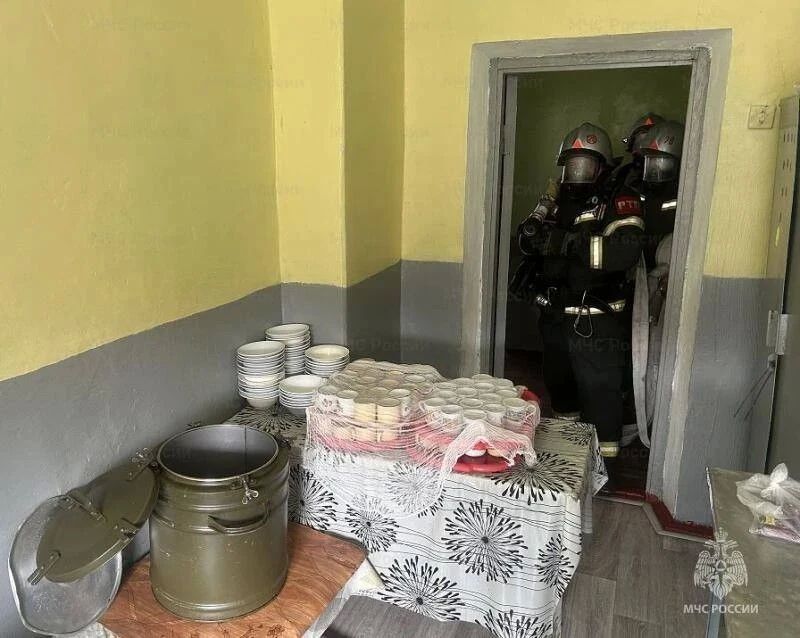 Залегощенские пожарные тренировались тушить возгорание на объекте образования Залегощенские пожарные тренировались тушить возгорание на объекте образования