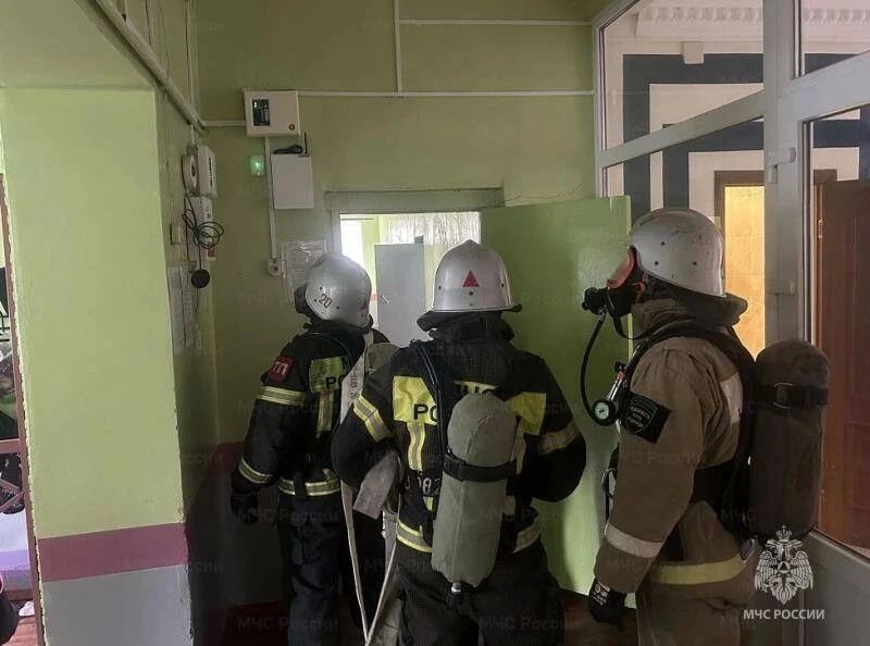 Залегощенские пожарные тренировались тушить возгорание на объекте образования Залегощенские пожарные тренировались тушить возгорание на объекте образования