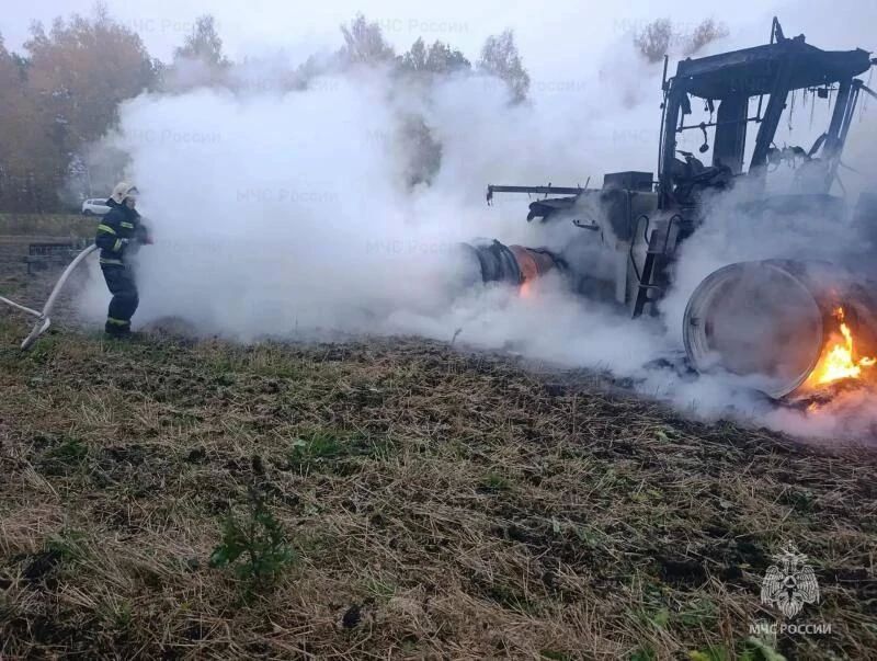В Новосильском районе сгорел трактор