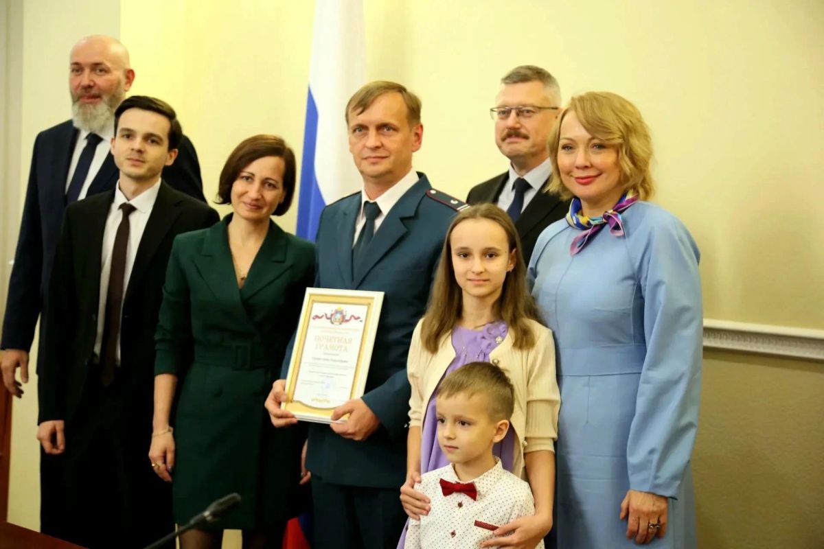 В Орле поздравили отцов. В областной администрации прошла особенная церемония: чествовали многодетных пап, отцов-участников СВО, а еще представителей самых разных профессий — преподавателей, спортсменов, сотрудников службы...