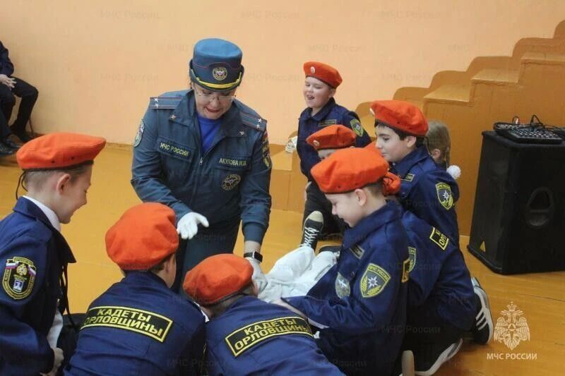 Сотрудники МЧС продолжают обучать юных кадет-спасателей Сотрудники МЧС продолжают обучать юных кадет-спасателей