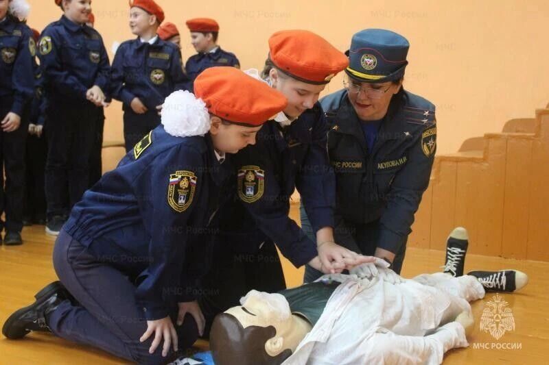 Сотрудники МЧС продолжают обучать юных кадет-спасателей Сотрудники МЧС продолжают обучать юных кадет-спасателей