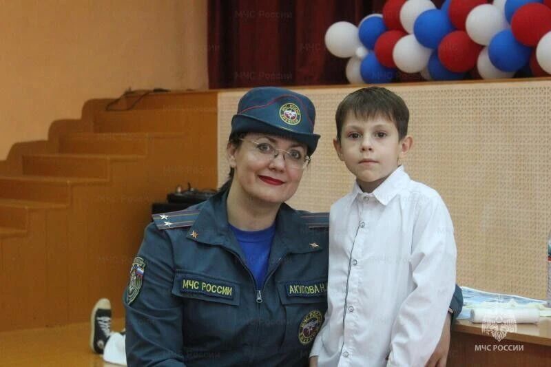 Сотрудники МЧС продолжают обучать юных кадет-спасателей Сотрудники МЧС продолжают обучать юных кадет-спасателей